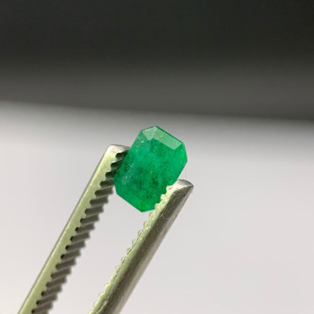 Auction For Authentic Swat Emerald from Pakistan – Vivid Green Hue